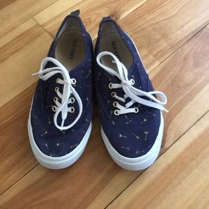 Old navy arrow tennis shoes